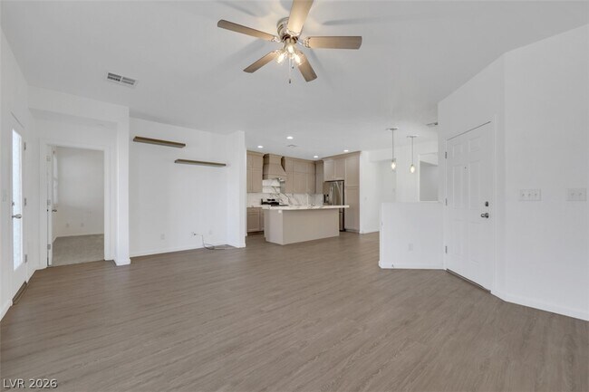 Foto del edificio - 976 Crescent Falls St