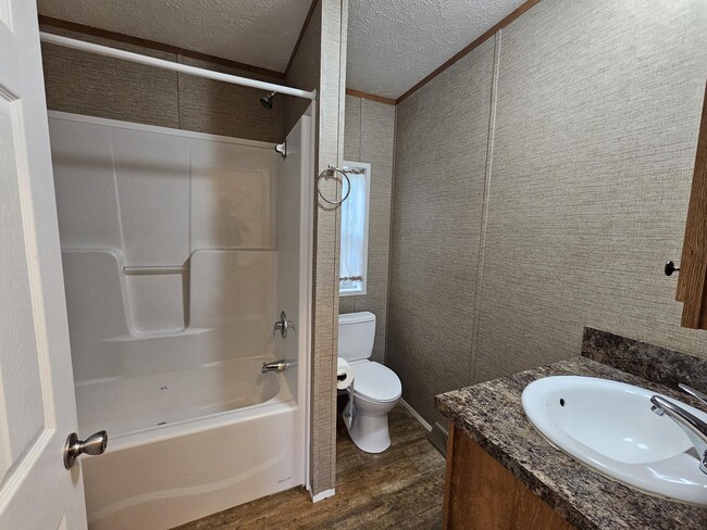 Building Photo - 211 Flower Dr