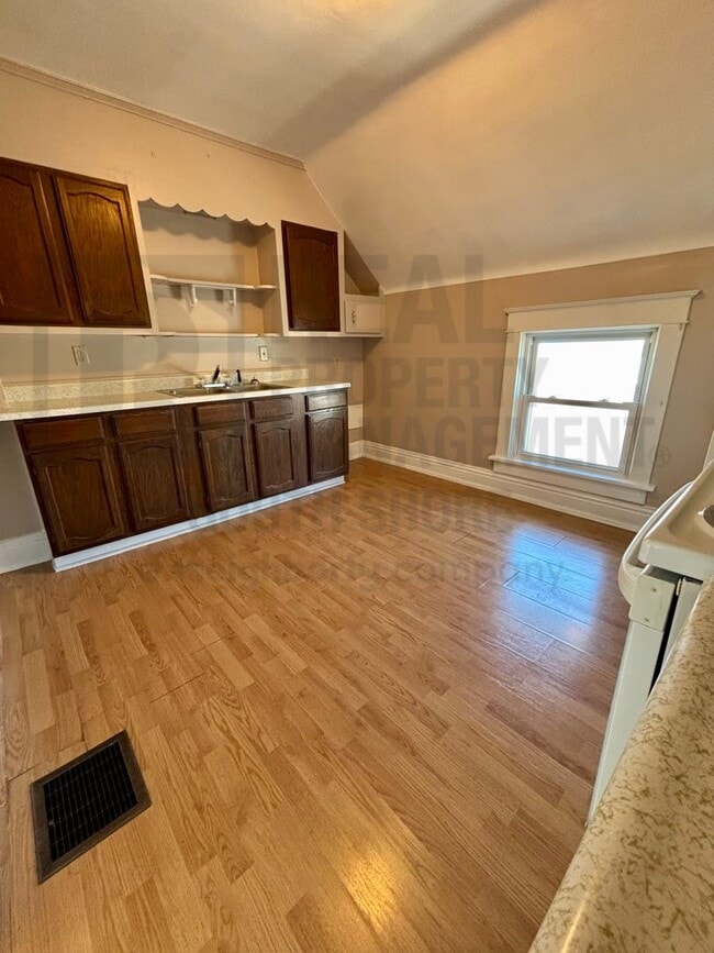 Building Photo - Charming 1 Bedroom + Den with Private Entrance & Vintage Character