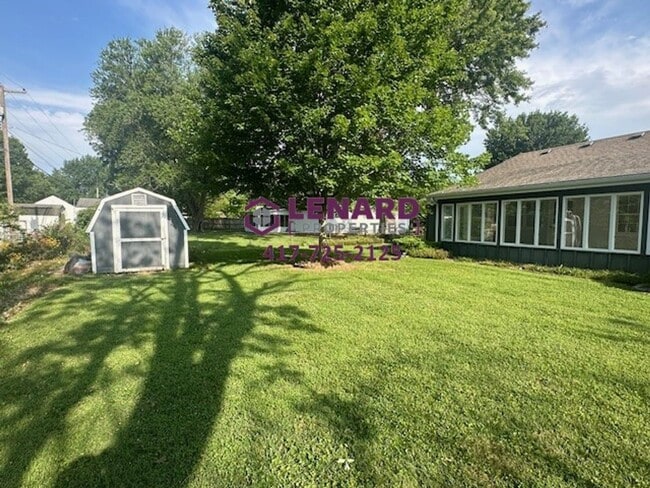 Building Photo - Beautiful 3 Bedroom House with Fenced in Yard