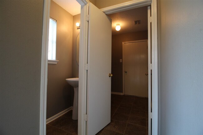 Foto del edificio - 6803 Highwind Bend Ln