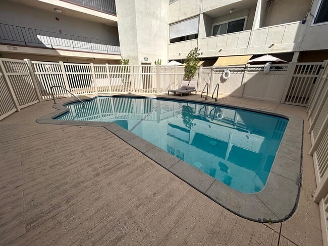 Building Photo - 15050 Burbank