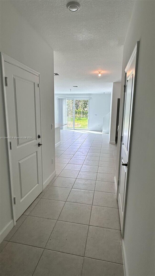 Foto del edificio - 4612 Hollister Ave