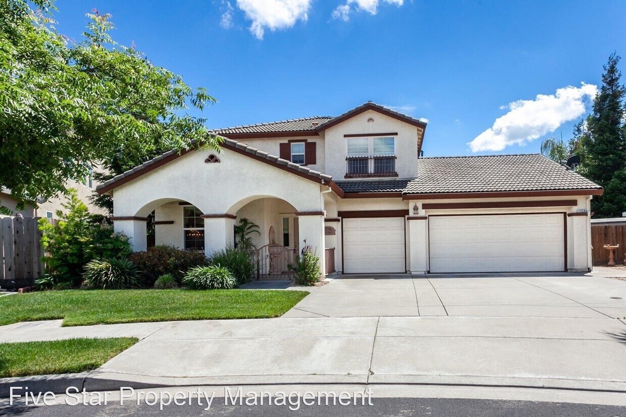 Primary Photo - 4 br, 3 bath House - 1329 Oak Leaf Cir