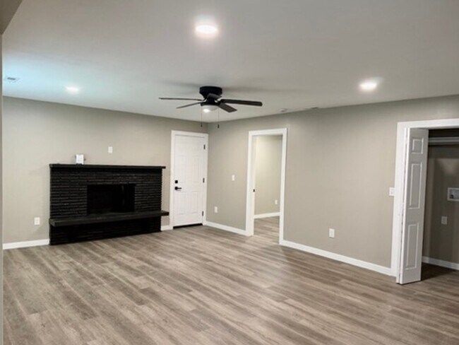 Foto del edificio - LARGE 4 BEDROOM ALL REMODELED