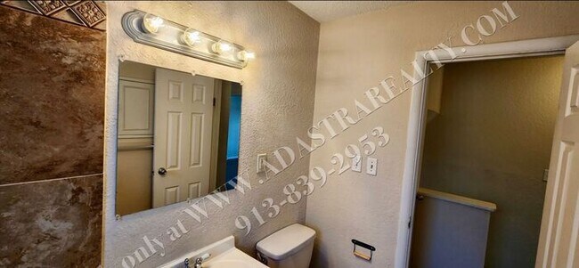 Foto del edificio - Beautiful House in South KC-Available NOW!!