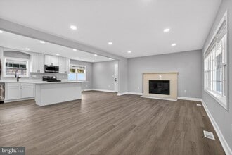 Building Photo - 2403 Kingsway Rd