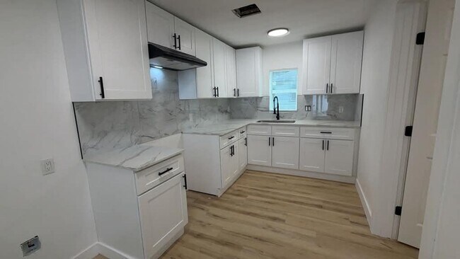 Building Photo - 3053 Noble St
