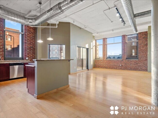 Building Photo - Stunning 2 bed, 2 bath condo