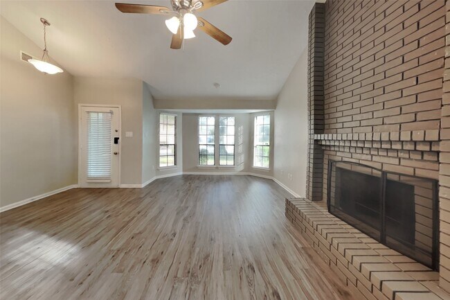 Foto del edificio - 8022 Pine Falls Dr