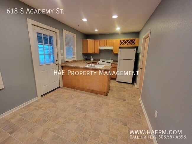 Building Photo - 618 S Academy St.
