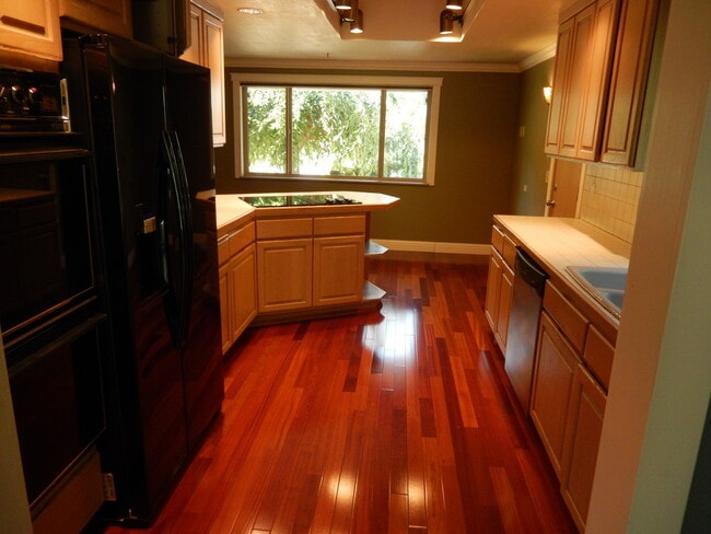 Building Photo - Spacious Daylight Rambler in Desirable Fir...