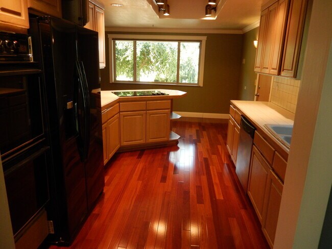 Foto del edificio - Spacious Daylight Rambler in Desirable Fir...