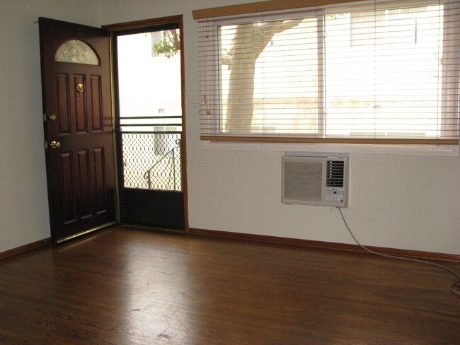 Foto del edificio - 10647 Sherman Grove Ave