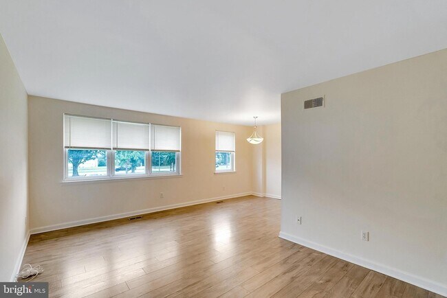 Foto del edificio - 9754 E Roosevelt Blvd