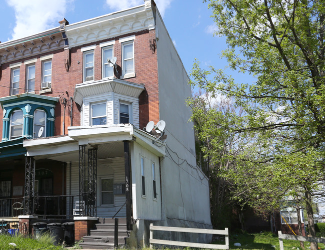 Building Photo - 1705 W Erie Ave