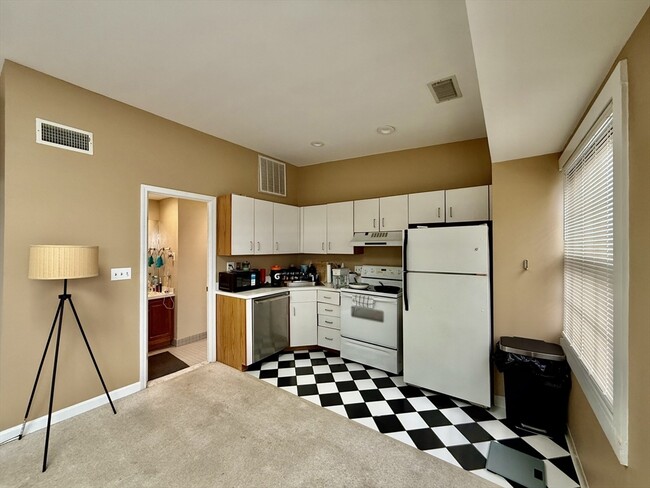 Building Photo - 21 Linden St