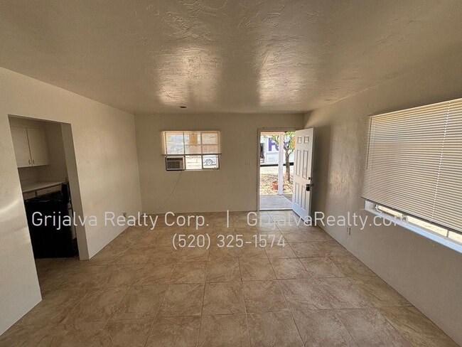 Building Photo - 4542 E 20th St