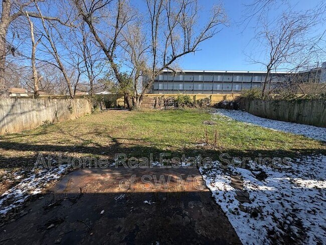 Building Photo - 936 S Main Ave