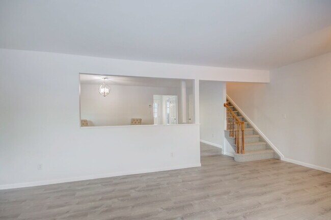 Building Photo - 553 Rosevale Ave