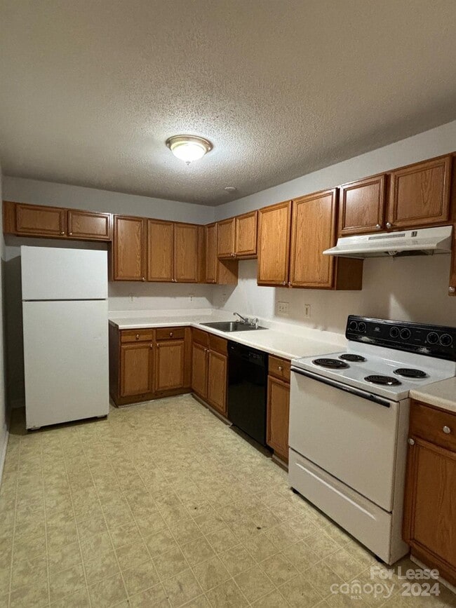 Building Photo - 7988 Shady Oak Trail