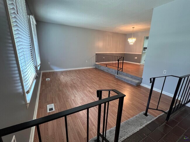Foto del edificio - 304 Lakeshore Dr