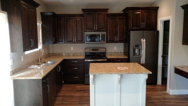 Building Photo - 3 Bedroom, 2.5 Bathroom Townhome Available...
