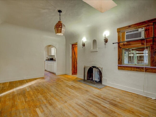 Building Photo - PRICE REDUCTION!!! ALL UTILITIES INCLUDED!!