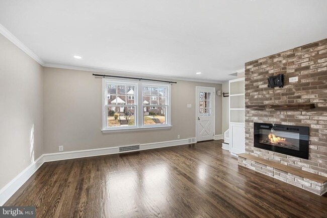 Building Photo - 113 W Albertson Ave