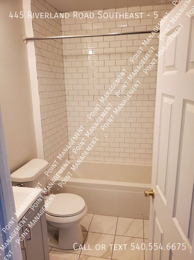 Building Photo - Freshly Renovated First Floor Apartment (I...