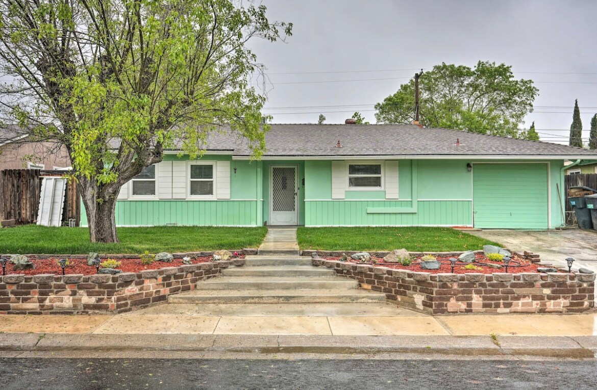 Front of home- keyless entry - 1320 Gladstone Dr