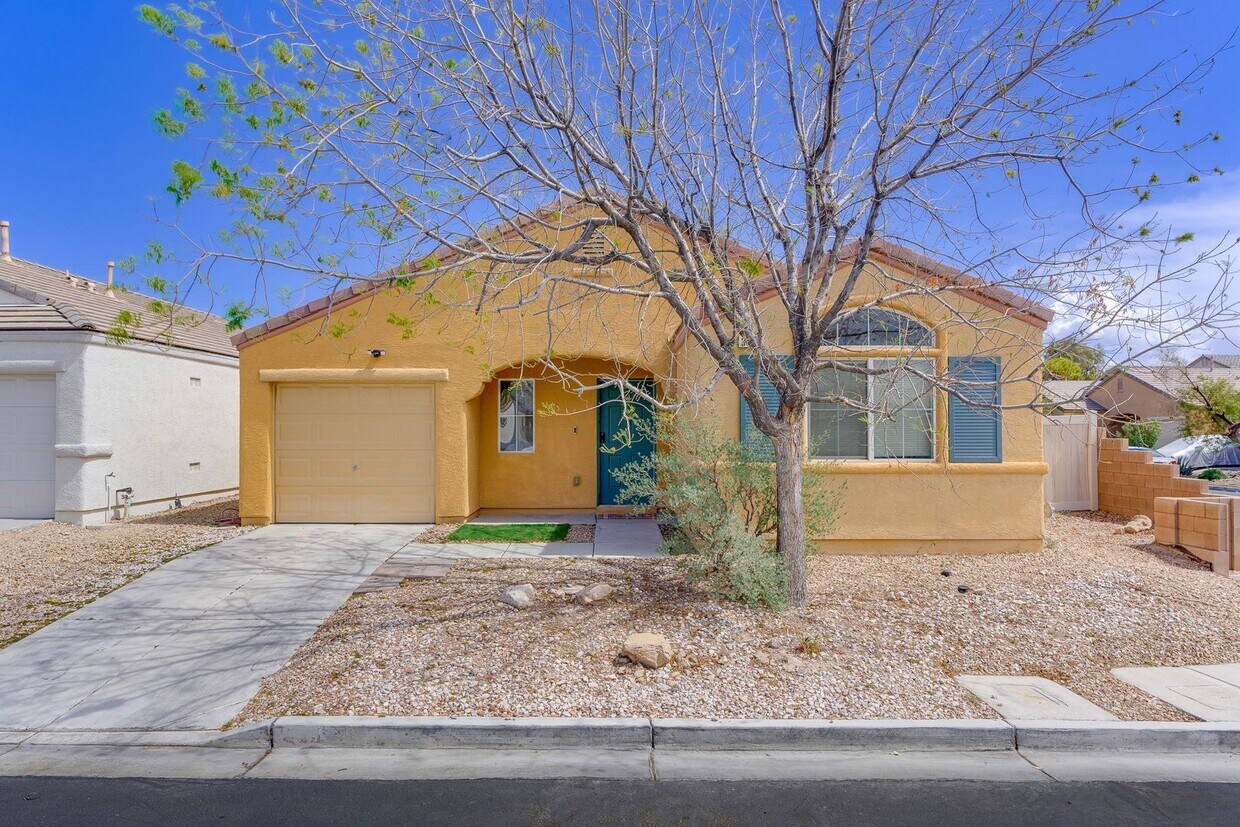 Foto principal - CHARMING 2 BEDROOM HOME IN GATED COMMUNITY...