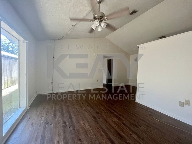 Foto del edificio - 809 Fox Run Ave