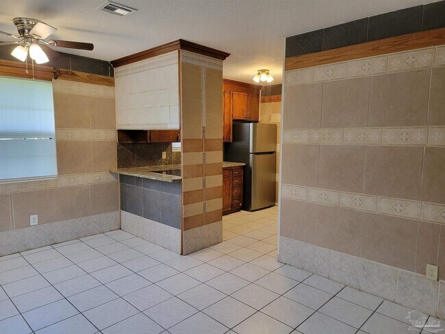 Foto del edificio - 9610 Bowman Ave