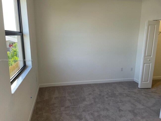 Foto del edificio - 945 NE 211th St