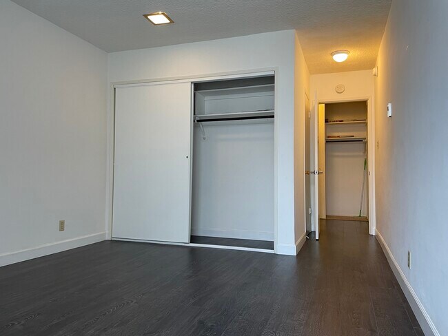 Building Photo - 320 S Gramercy Pl