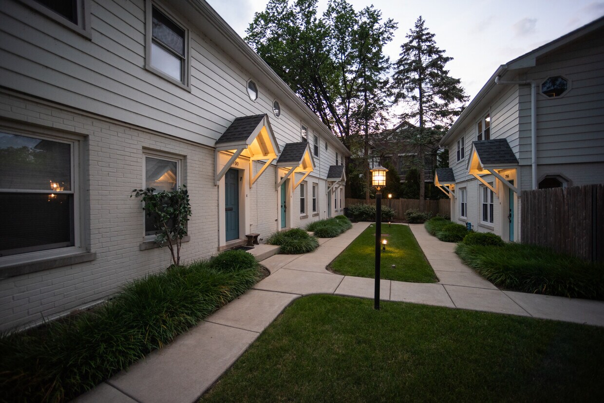 Foto principal - 734 Green Bay Rd