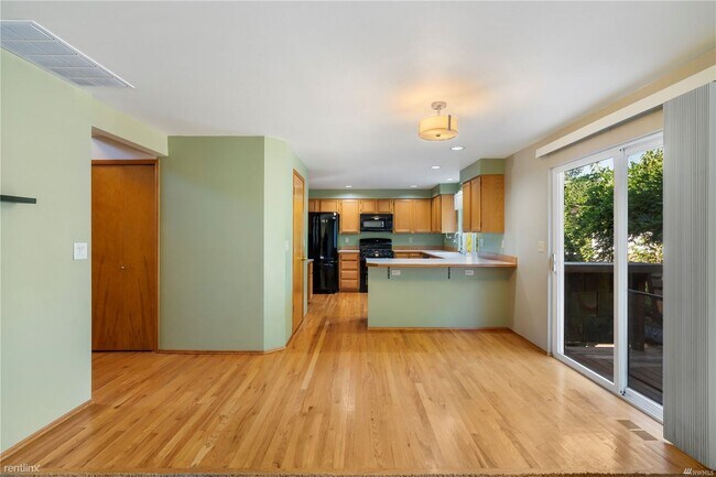 Building Photo - 4 br, 2.5 bath House - 10376 Southeast 187...