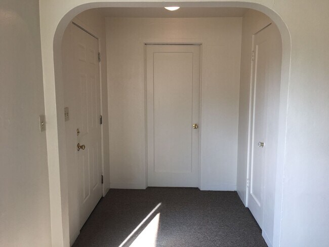 Building Photo - ** PRE LEASE FOR FALL** - Two Level Campus HOME