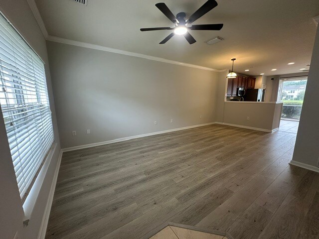 Foto del edificio - Stunning Townhome With Pond View In Gated Community