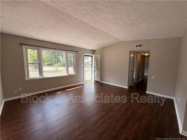 Foto del edificio - 4805 Fellows Ct