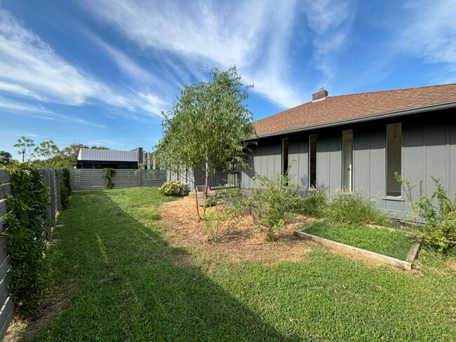 Building Photo - 2204 8th Ave S