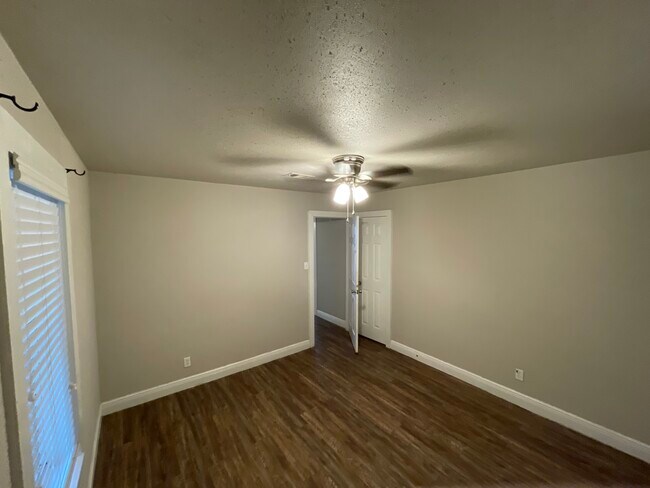 Dormitorio 1 - 1318 W Blum St