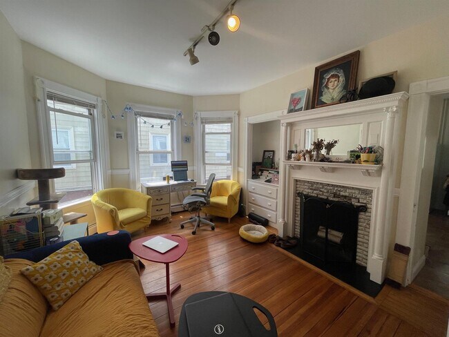 Building Photo - 119 Museum St