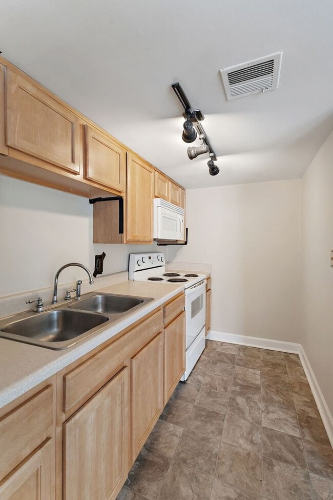 Building Photo - 3610 Balsam Ave