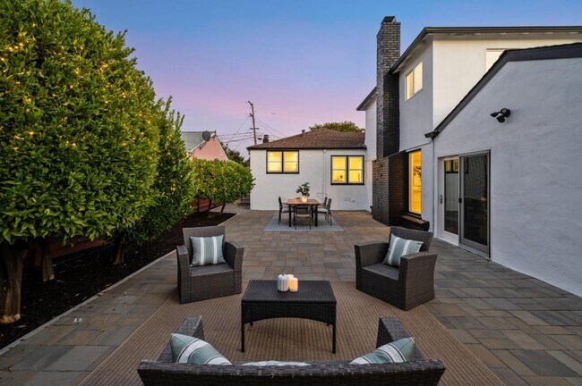 Building Photo - 1032 Toyon Dr