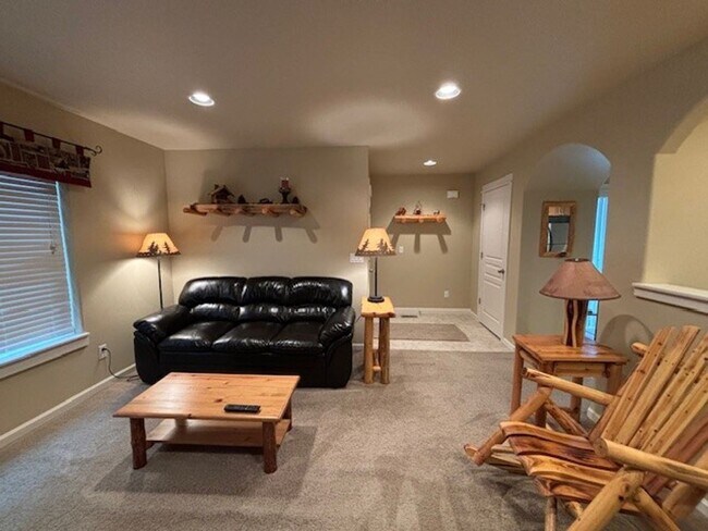 Foto del edificio - $500 OFF First Full Month's Rent | 12 Month Lease | Crescent Creek Community