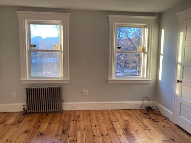 front bedroom large, 2 windows bright and large closet - 268 Valley St