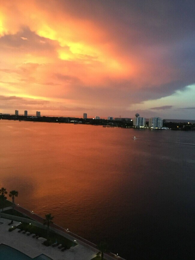 Foto del edificio - 241 Riverside Dr