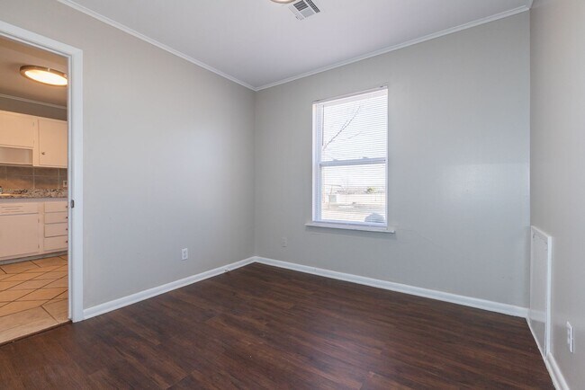 Foto del edificio - Updated Charmer! Available Now!!